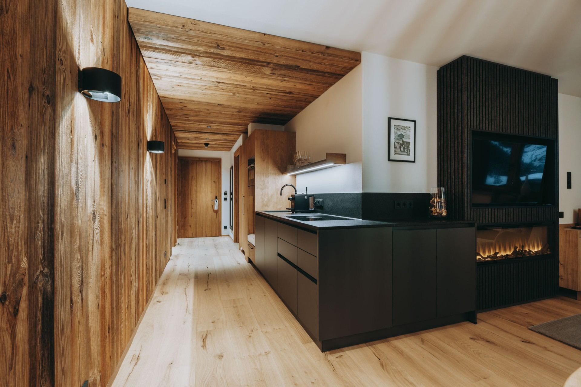 Kamin Lodernder Kamin mit Natursteinverkleidung, Room N°1 Balma Lech
