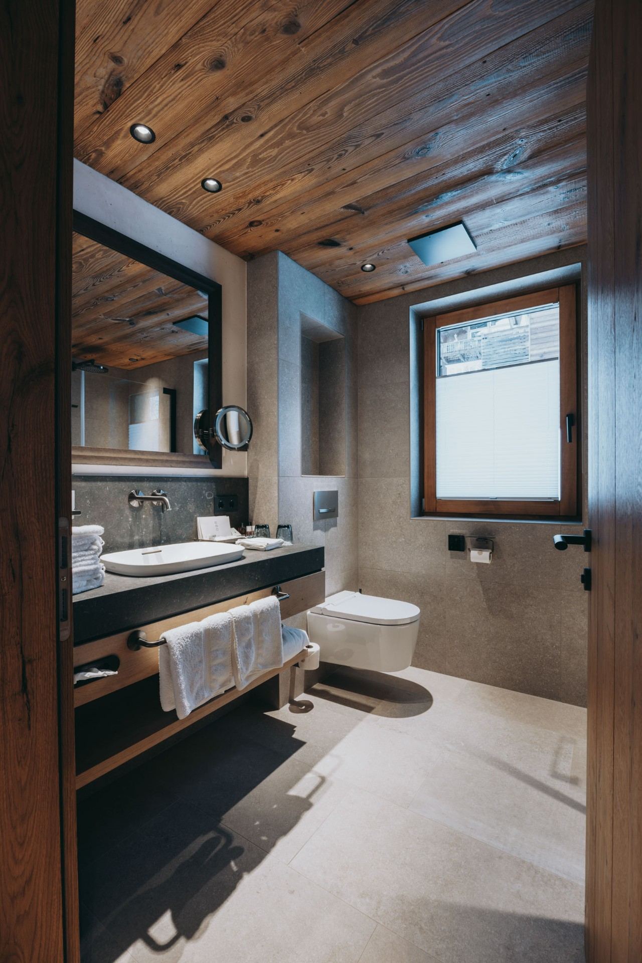 Badezimmer mit Designwaschtisch Luxuriöses Badezimmer in Room N°3