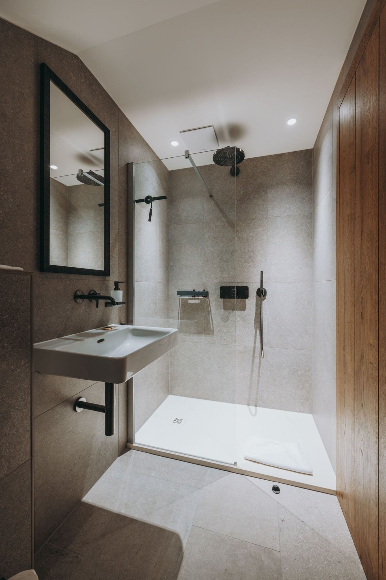 Modernes Badezimmer Modernes Badezimmer in Room N°3
