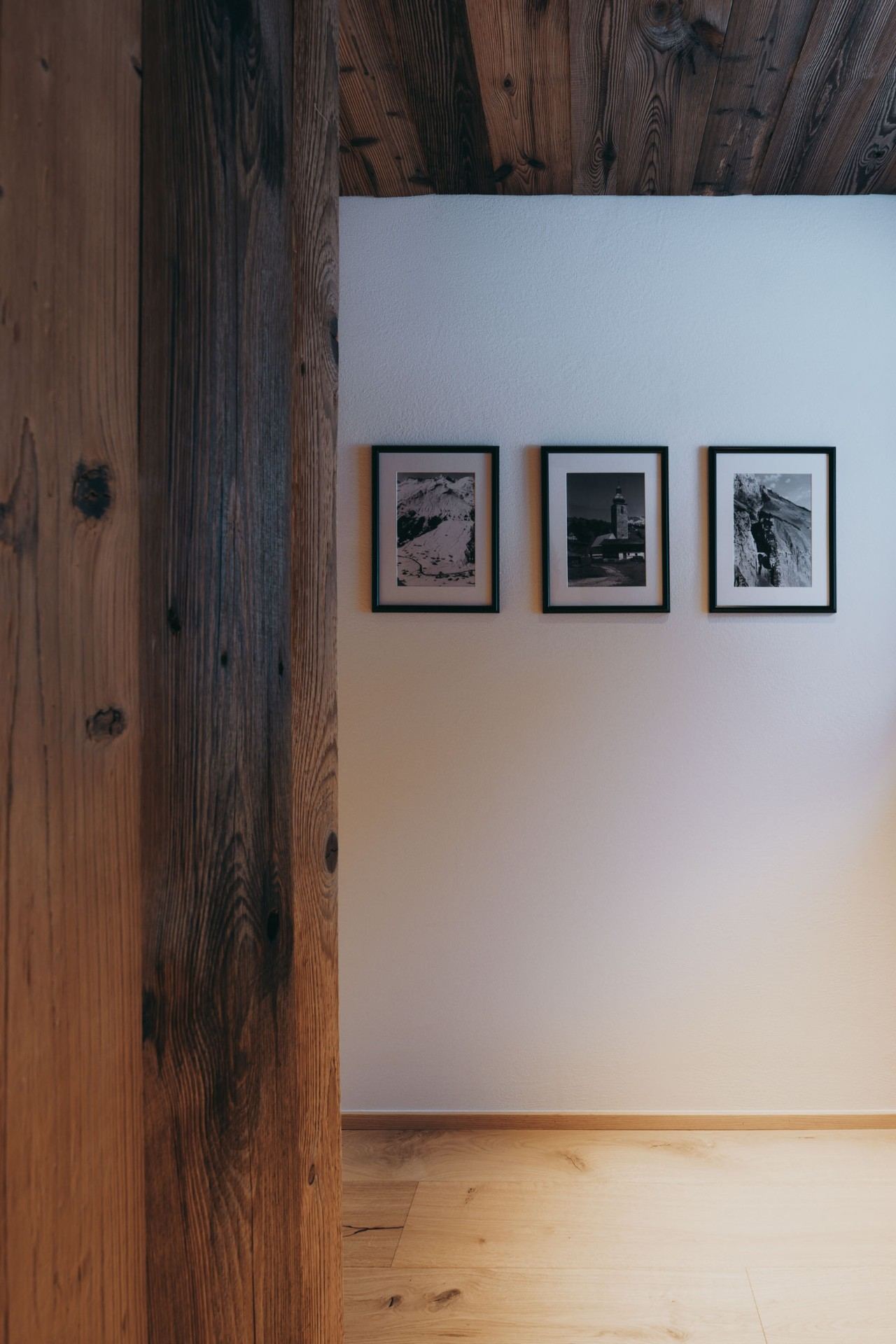 Kunst an der Wand Alpenfotografien an der Wand in Room N°3