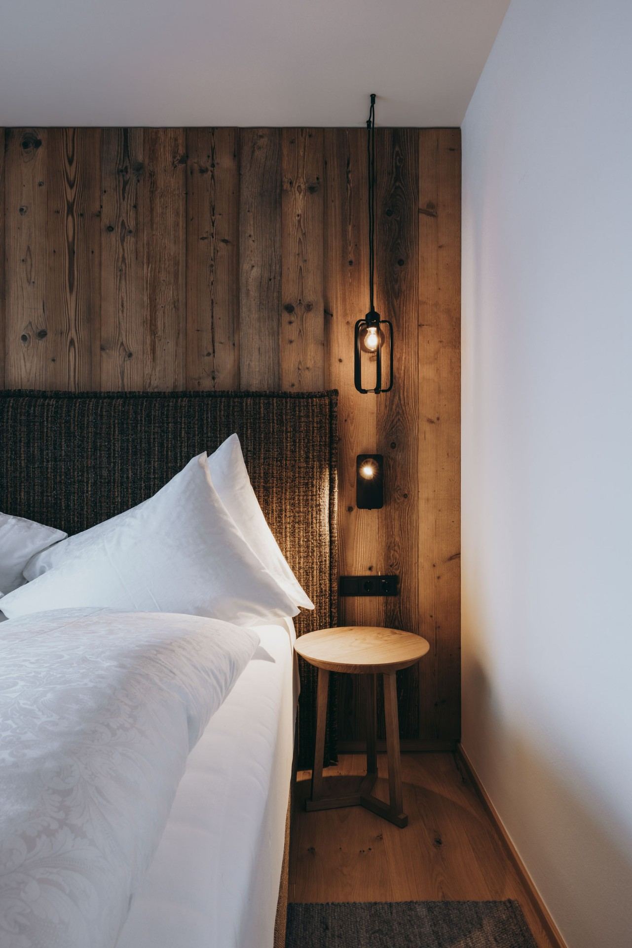 Schlafzimmer mit Altholzwand Schlafzimmer mit Altholzwand in Room N°3