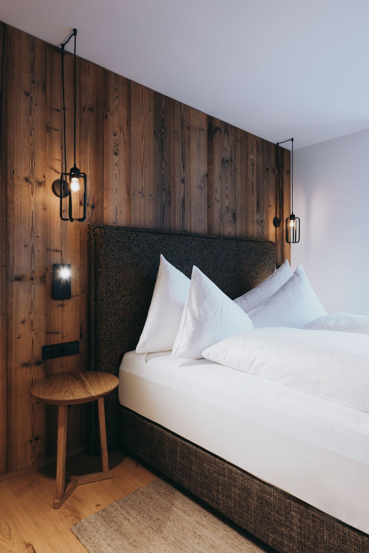 Doppelbett mit Pendelleuchten Doppelbett mit Pendelleuchten in Room N°3